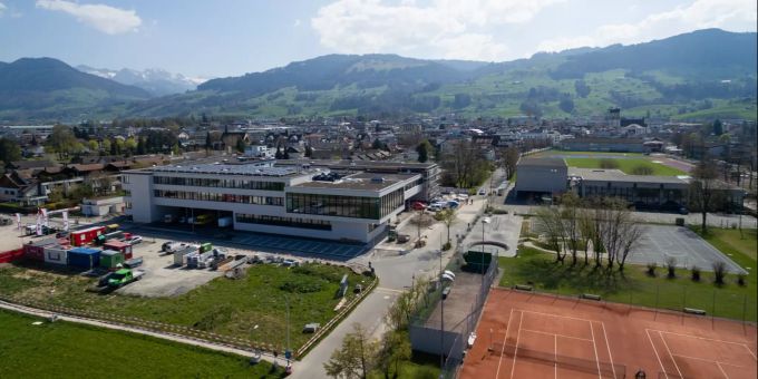 Blick auf das Schulhaus Seefeld und die Sportanlagen in Lachen. Blick auf das Schulhaus Seefeld und die Sportanlagen in Lachen.