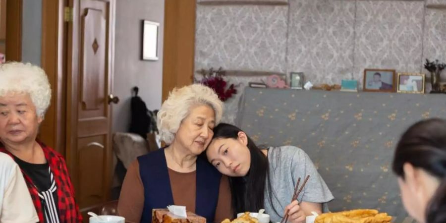 Sie haben ein besonders inniges Verhältnis: Billi (Awkwafina) und ihre Grossmutter Nai Nai (Zhao Shuzhen). Foto: Casi Moss/DCM/dpa