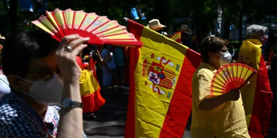 Demonstration mit Mundschutz und Abstandsregeln in Madrid