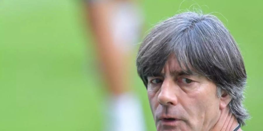 Muss auf die besonders geforderten Nationalspieler Rücksicht nehmen: Bundestrainer Joachim Löw. Foto: Uwe Anspach/dpa