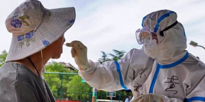 Ein medizinischer Mitarbeiter entnimmt einem Bürger von Peking eine Probe. Coronavirus