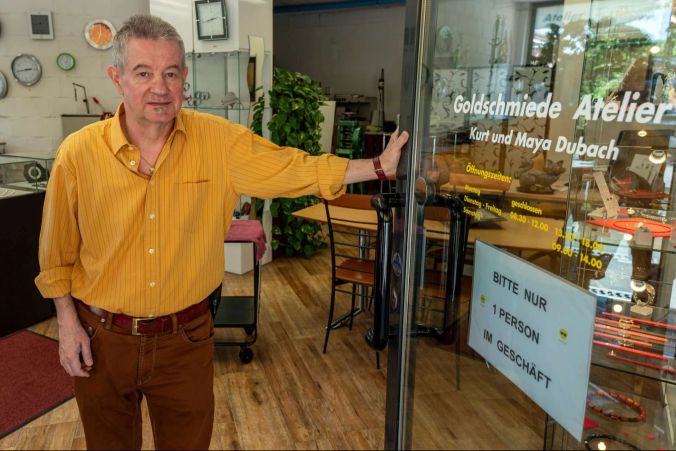 Kurt Dubach in seinem Goldschmiede Atelier