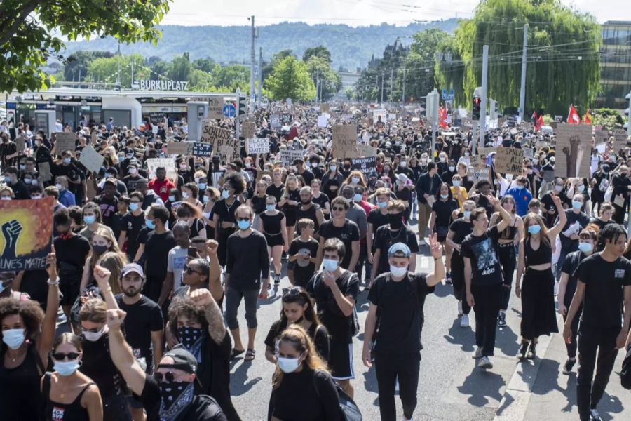 Der Demozug beim Zürcher Bürkliplatz.