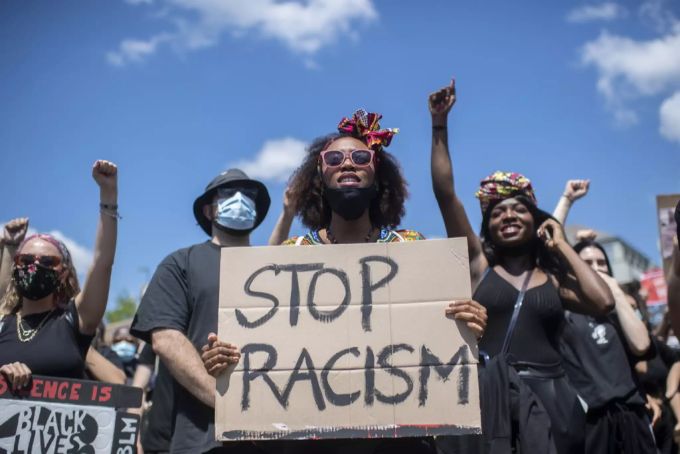 Menschen bei einer Demonstration gegen Rassismus in Zürich. Rassismus