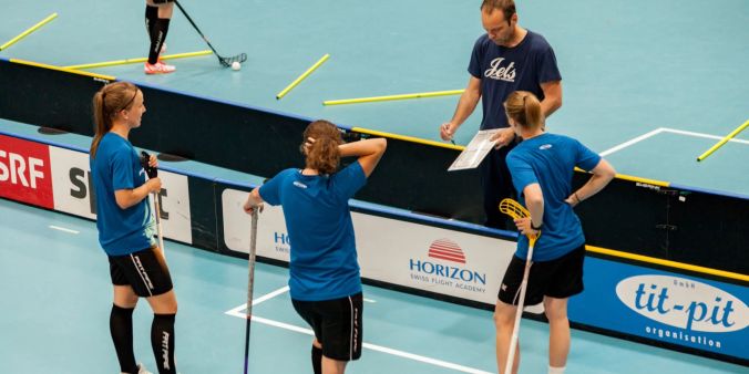 Der Trainer geht die wichtigsten Punkte der Traningseinheit mit den Spielerinnen durch