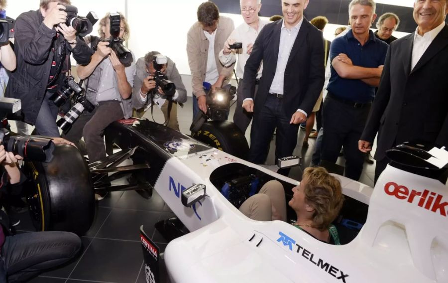 Bundesrätin Eveline Widmer-Schlumpf im Sauber C31 bei der Sauber Motorsport AG während der Bundesratsreise in Hinwil ZH, am Freitag, 5. Juli 2013.