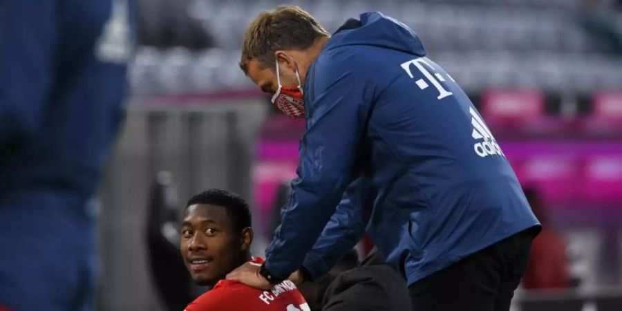 Bayern-Trainer Hansi Flick (r) und David Alaba nach dem Spiel. Foto: Christof Stache/AFP/Pool/dpa