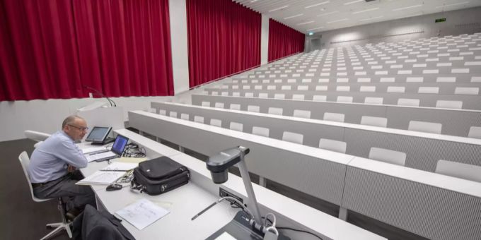 Auch an der Universität Luzern werden die Vorlesungssäle wegen des Coronavirus immer leerer. Universität Luzern coronavirus