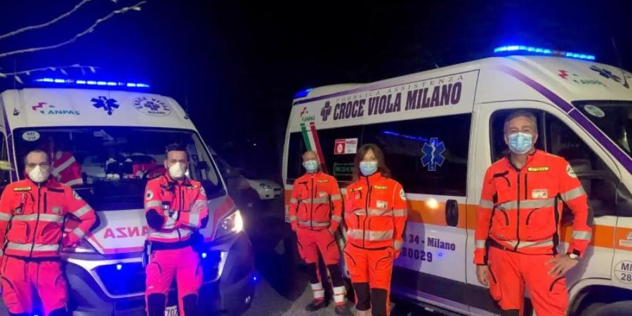 Hilft in der Corona-Krise als Ambulanzfahrer in seiner Heimat: Pirelli-Motorsportchef Mario Isola (r). Foto: Privat/Mario Isola/dpa