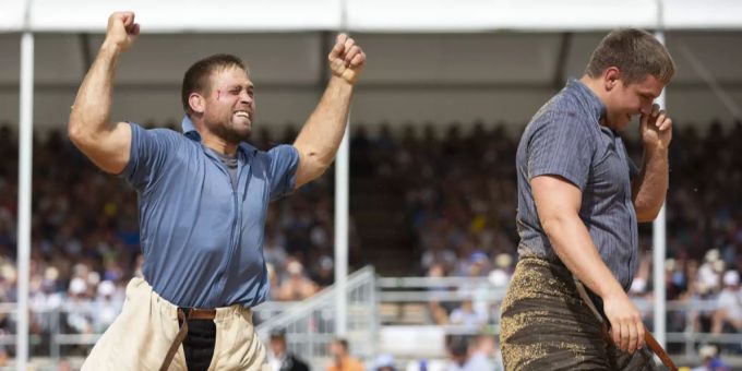 Willy Graber (l.) jubelt über seinen Kranzgewinn am Bernisch Kantonalen Schwingfest 2019. Bernisch Kantonales Coronavirus