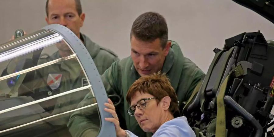 Annegret Kramp-Karrenbauer sitzt im Cockpit eines Eurofighters (Archiv). Foto: Oliver Berg/dpa