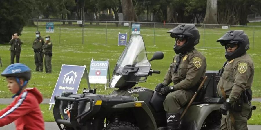 Park Ranger bewachen den Eingang des Golden Gate Parks. Foto: Ben Margot/AP/dpa