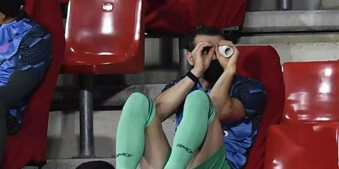 Auf der Tribüne schaut Gareth Bale (r) provoant durch ein imaginäres Fernglas. Foto: Jose Breton/AP/dpa Auf der Tribüne schaut Gareth Bale (r) provoant durch ein imaginäres Fernglas. Foto: Jose Breton/AP/dpa