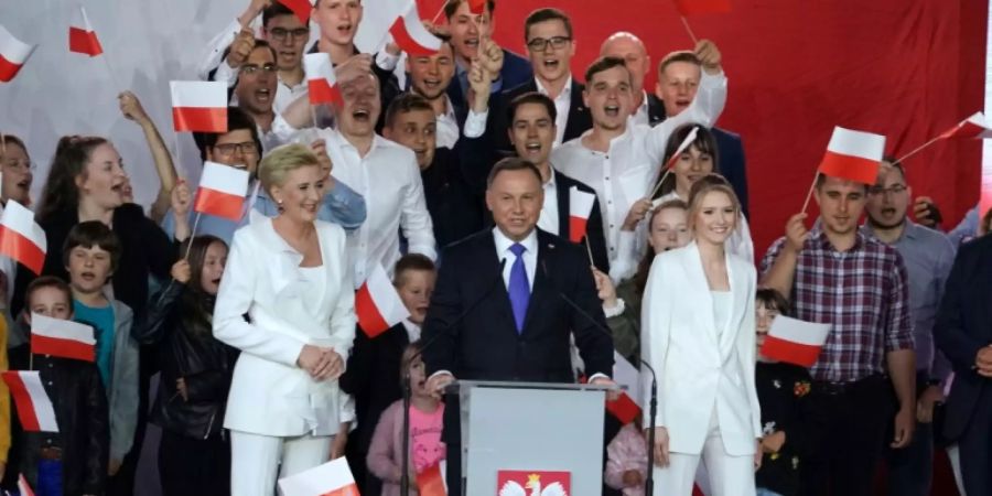 Polens Präsident Andrzej Duda mit Frau und Tochter vor Anhängern