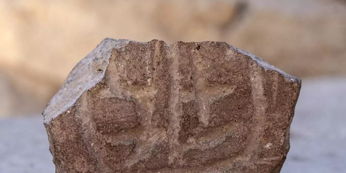 Israelische Archäologen haben bei Ausgrabungen ein etwa 2500 Jahre altes Siegel gefunden. Das Fundstücke stammt aus der Zeit nach der Zerstörung Jerusalems durch die Babylonier im 6. Jahrhundert vor Christus, hiess es laut Mitteilung. Foto: -/Israelische Altertumsbehörde/dpa fund