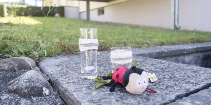 Kerzen und ein Marienkäfer-Kuscheltier liegen vor dem Haus in Eschenz TG in dem ein Vater und seine zwei Kinder gestorben sind. Das Verbrechen in mit den drei Toten ist weitgehend aufgeklärt. tötungsdelikt Eschenz