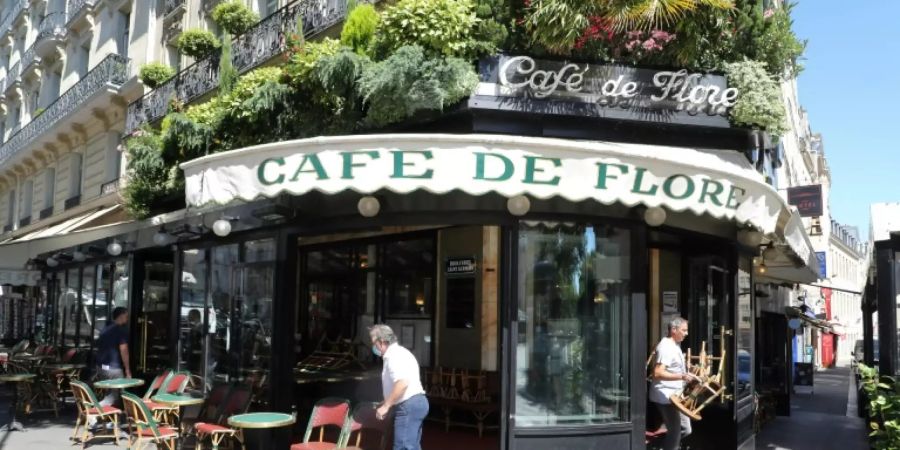 Mitarbeiter des Pariser Café de Flore bereiten die Öffnung vor