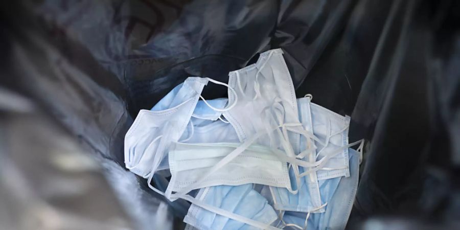 Belgien führt eine Maskenpflicht im Freien ein. Im Bild benutzte Hygienemasken in einem Abfalleinmer.