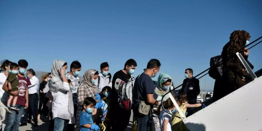 Flüchtlingskinder und Angehörige beim Abflug in Athen