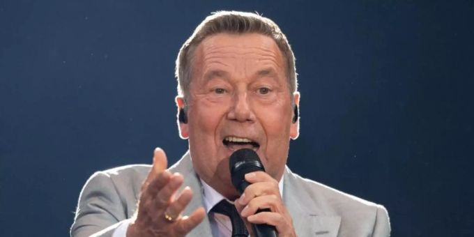 Schlagersänger Roland Kaiser steht beim Auftaktkonzert der «Kaisermania 2019» auf der Bühne in Dresdenv und singt. Foto: Robert Michael/dpa-Zentralbild/dpa roland kaiser