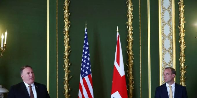 US-Aussenminister Pompeo (links) neben Dominic Raab an der Pressekonferenz in London. Mike Pompeo