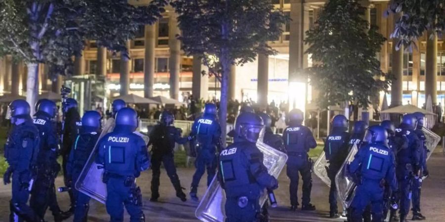 Bei Auseinandersetzungen mit der Polizei hatten dutzende gewalttätige Kleingruppen die Innenstadt verwüstet und mehrere Beamte verletzt. Foto: Simon Adomat/dpa