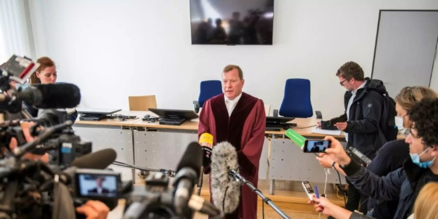 Fernsehinterview am Rande eines Prozesses