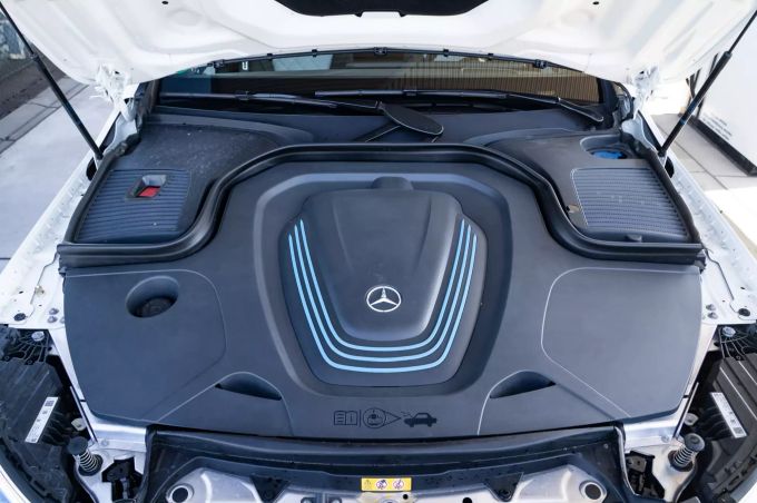 Unter der Haube ist weder ein zweiter Kofferraum, noch gibt es viel zu sehen 2020 Mercedes-Benz EQC400