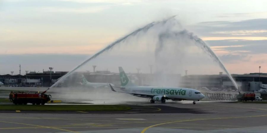 Die Pariser Feuerwehr begrüsst den ersten Flieger mit einer Wasserfontäne