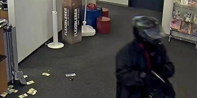 Beim einen Überfall auf eine Bankfiliale in Oberdorf BL liess der Räuber mehre Notenbündel am Boden liegen. Beim einen Überfall auf eine Bankfiliale in Oberdorf BL liess der Räuber mehre Notenbündel am Boden liegen.