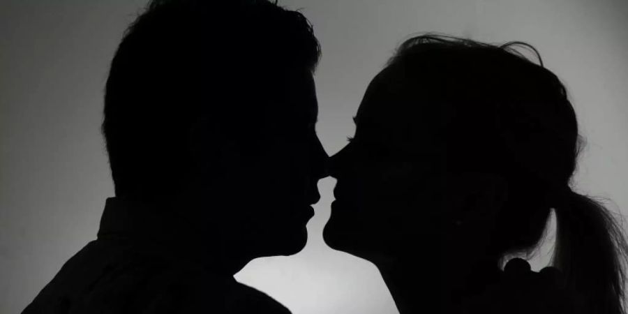 Wer das Bett dauerhaft mit dem Partner teilt, hat anscheinend einen besseren und längeren Traumschlaf. Foto: picture alliance / dpa