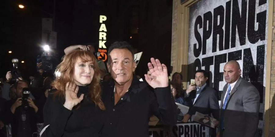 «Springsteen On Broadway»: The Boss und seine Frau Patti Scialfa verlassen das Walter Kerr Theater. Foto: Evan Agostini/Invision/AP/dpa