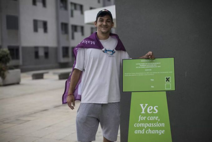 Keilan Schembre, 29, der sich während des Referendums in Gibraltar für ein JA einsetzt, posiert für ein Porträt neben einem Wahllokal in Gibraltar, Donnerstag, 24. Juni, 2021. gibraltar