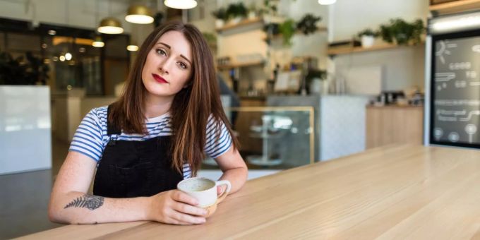 Jeder benutzt gelegentlich kleine Lügen im Alltag. Frau im Café
