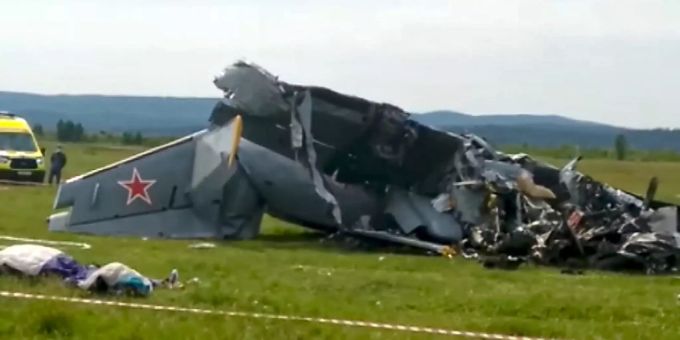 Die Trümmer eines abgestürzten zweimotorigen Flugzeugs vom Typ L-410 liegen innerhalb eines abgesperrten Bereichs. (Symbolbild) fallschirmspringer