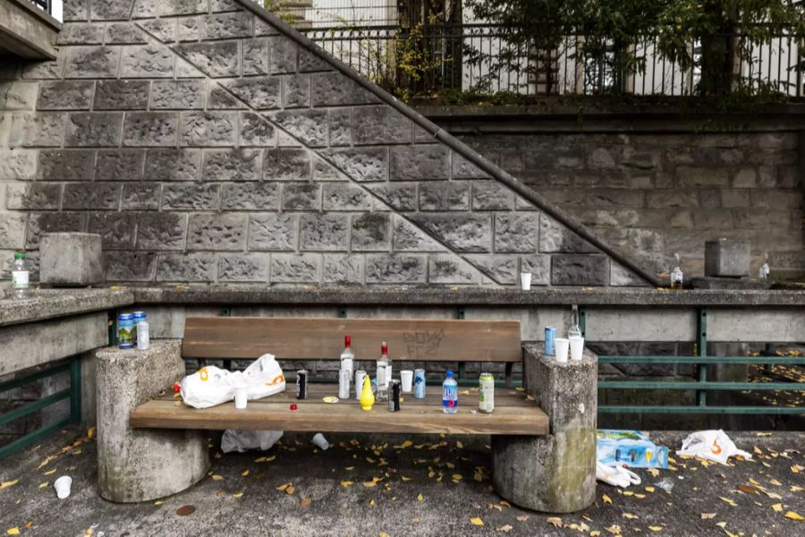 Leere Flaschen und Dosen stehen auf einer Bank beim Schanzengraben in Zürich am Sonntag, 8. November 2020.