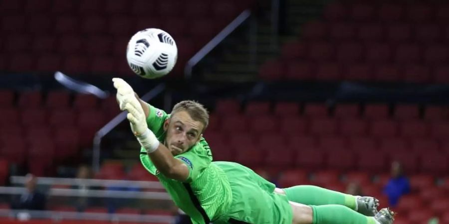 Der niederländische Keeper Jasper Cillessen wurde positiv auf das Coronavirus getestet. Foto: Peter Dejong/AP/dpa