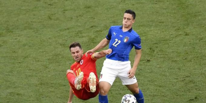 Italiens Giacomo Raspadori (r) im Duell mit dem Waliser Aaron Ramsey. Foto: Massimo Insabato/PA Wire/dpa Italiens Giacomo Raspadori (r) im Duell mit dem Waliser Aaron Ramsey. Foto: Massimo Insabato/PA Wire/dpa