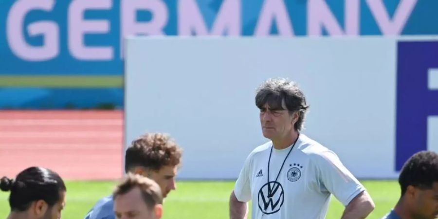 Bundestrainer Joachim Löw wird vor dem Spiel gegen Ungarn bei den erprobten Abläufen bleiben. Foto: Federico Gambarini/dpa