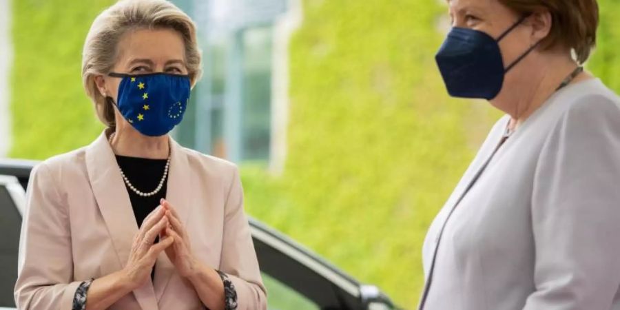 Bundeskanzlerin Angela Merkel empfängt EU-Kommissionschefin Ursula von der Leyen vor dem Bundeskanzleramt. Foto: Kay Nietfeld/dpa