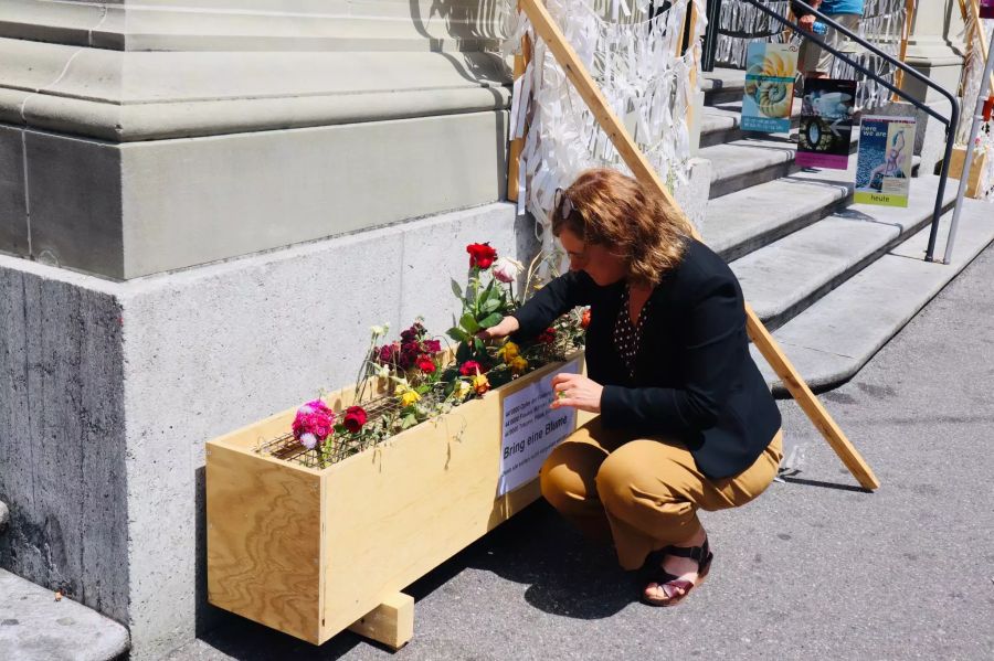 Franziska Roth, SP-Nationalrätin (SO), pflanzt für den Weltflüchtlingstag vor der Heiliggeistkirche in Bern eine Rose.