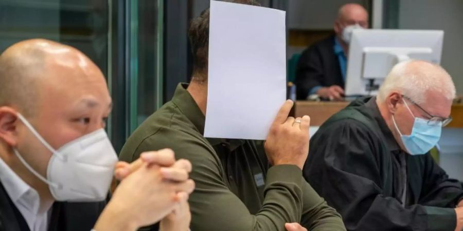 Der Angeklagte sitzt im Gerichtssaal im Kriminalgericht Moabit. Foto: Christophe Gateau/dpa