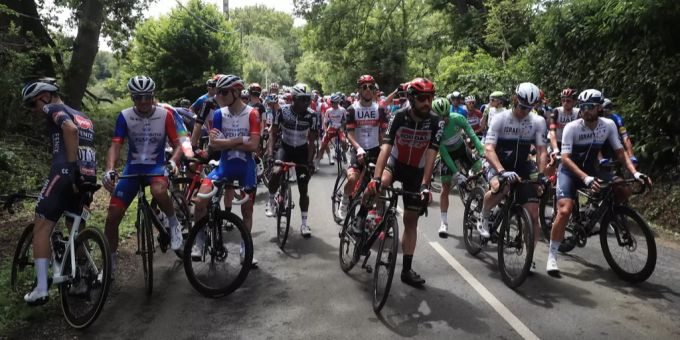 Die Fahrer stoppen die 4. Etappe an der Tour de France nach 900 Metern. Tour de France