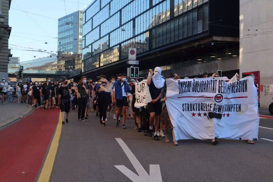 Die Demonstranten forderten mehr Solidarität und weniger strukturelle Gewalt.