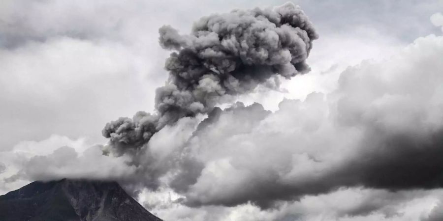 Der Vulkan Sinabung ist erneut ausgebrochen.