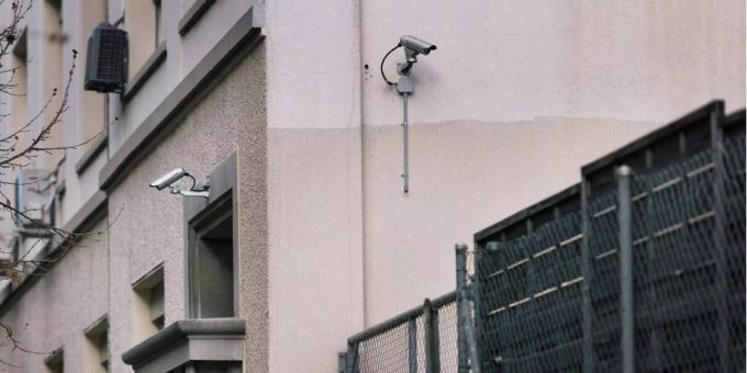 Eine Überwachungskamera. Kamera