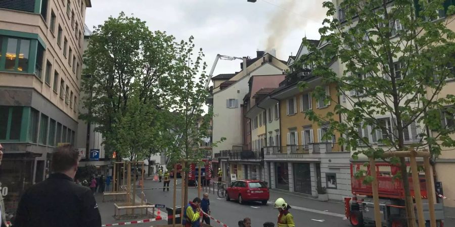 Rund 100 Feuerwehrleute stehen im Einsatz.