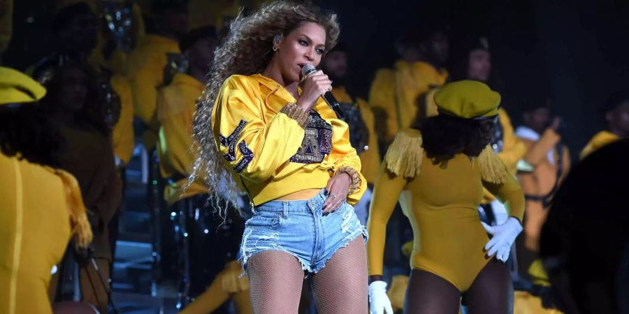 Da schimmert er schwarz, wenig später wird er silbern: Sängerin Beyoncé begeisterte am Coachella Festival mit magischem Nagellack.