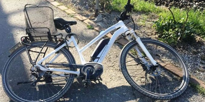 Schwanden - E-Bike kracht in angehängtes Velo