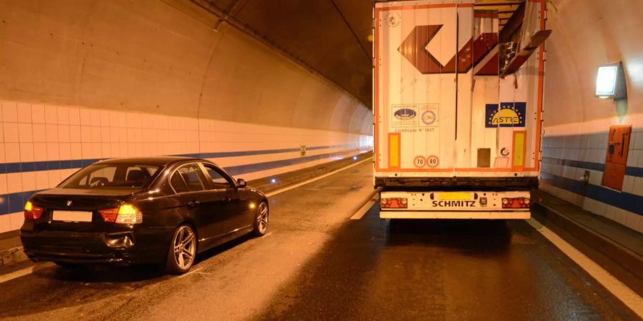 Die Strasse konnte erst um Miternacht wieder freigegeben werden.